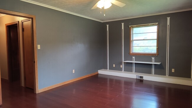Building Photo - 107 Friendswood