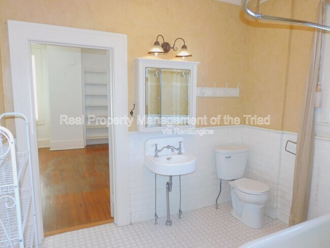 Building Photo - 1224 Glade St NW