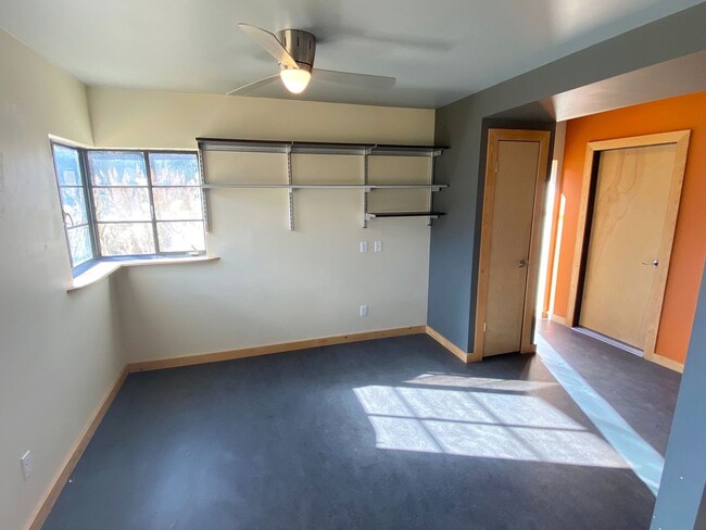 Building Photo - Beautiful Nob Hill Home with gourmet kitch...