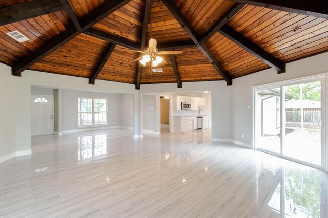 Building Photo - 16024 Plum Ln