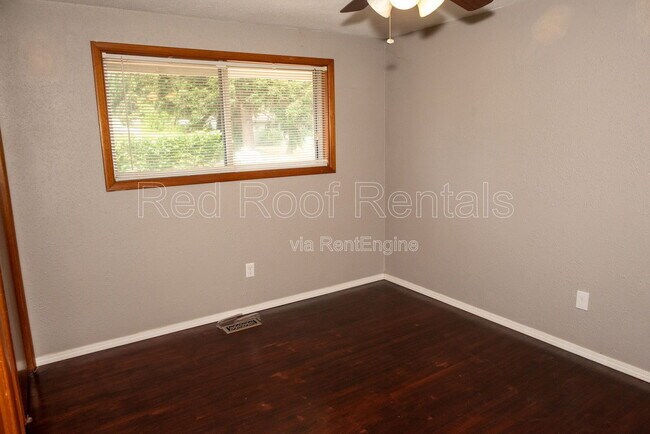Building Photo - 502-138 138 St E