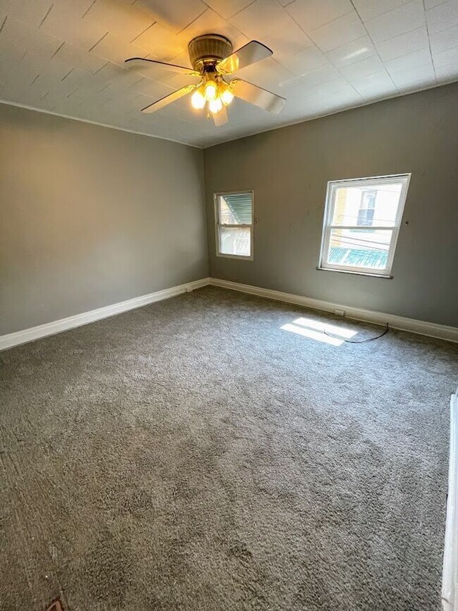 Building Photo - 2/3 bed 1 bath - South Oakland, newly updated, central air, washer/dryer