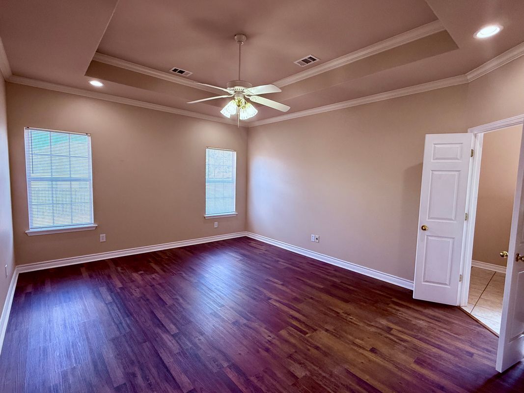 Building Photo - 587 Long Beach Dr