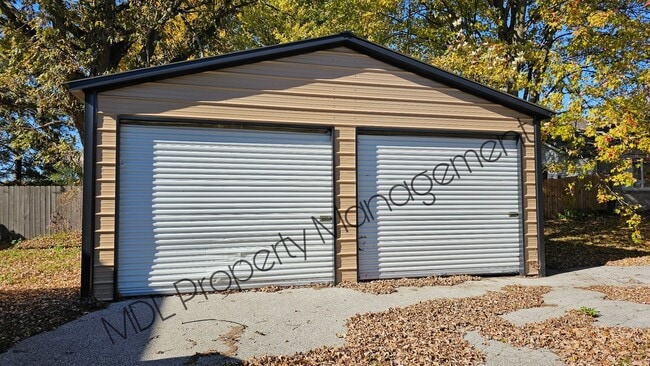 Primary Photo - Beautiful 3 bed 1.5 bath home with Pole Ba...