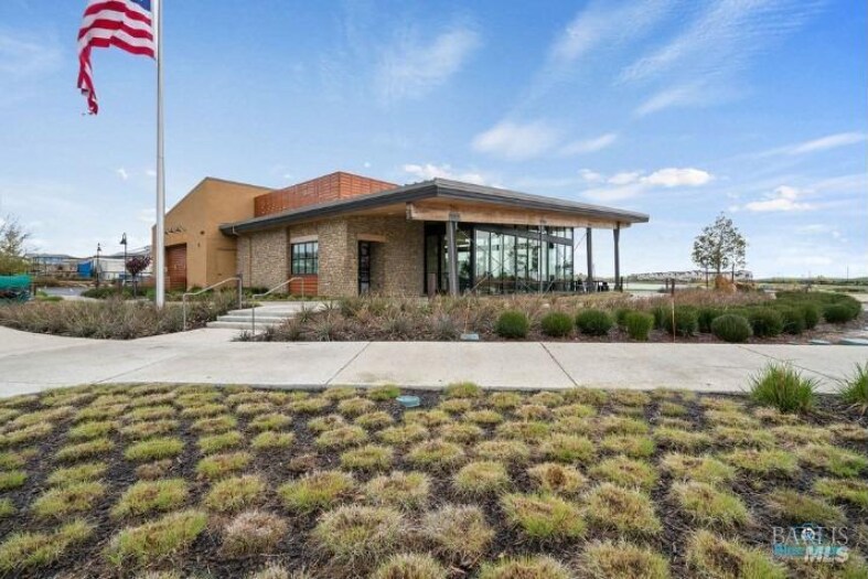 Building Photo - 2408 Lake Club Dr