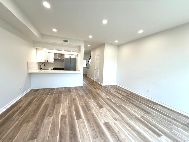 Building Photo - 7825 Darien Lakes Dr