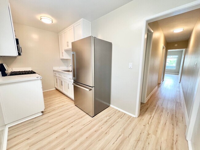 Building Photo - Top-Floor Urban Retreat in the Heart of Do...
