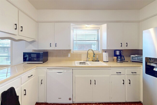 Building Photo - 4826 Waynesboro Dr