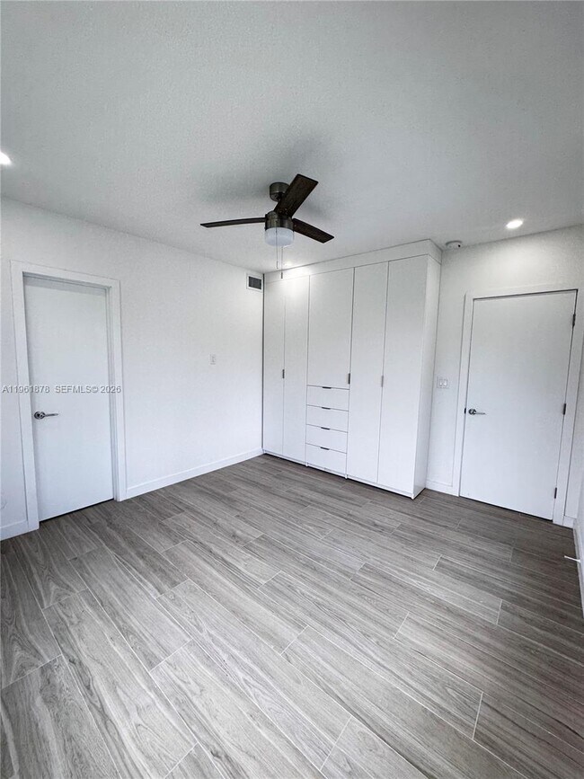 Building Photo - 2855 Royal Palm Ave