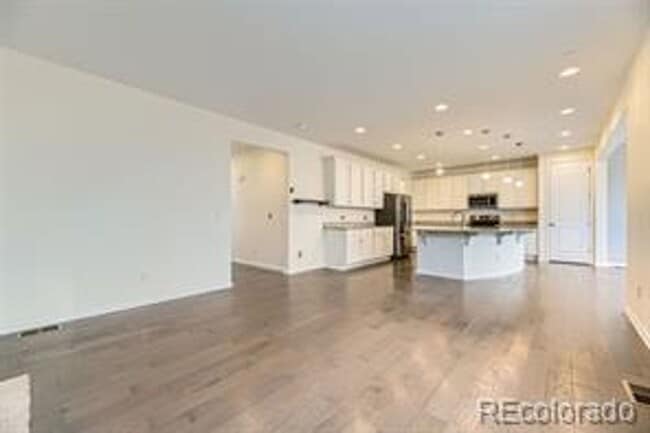 Building Photo - Spacious 3 bed 3 bath 2-story comfortable ...