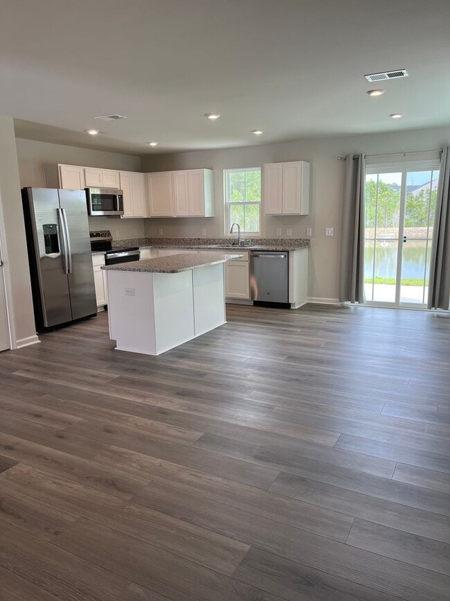Building Photo - Brand New Townhome