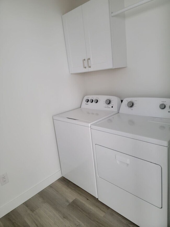 Building Photo - 4 Bed 2.5 Bathroom Townhouse