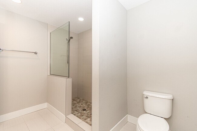 Building Photo - 4645 SE 11th Pl
