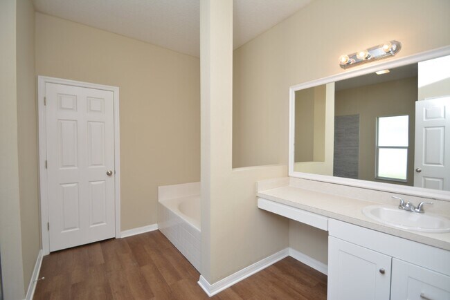 Building Photo - Pool Home with 4 bed, 2 bath located in Se...