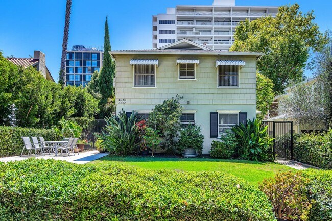 Building Photo - 2 bed + 2 bath in amazing location!!