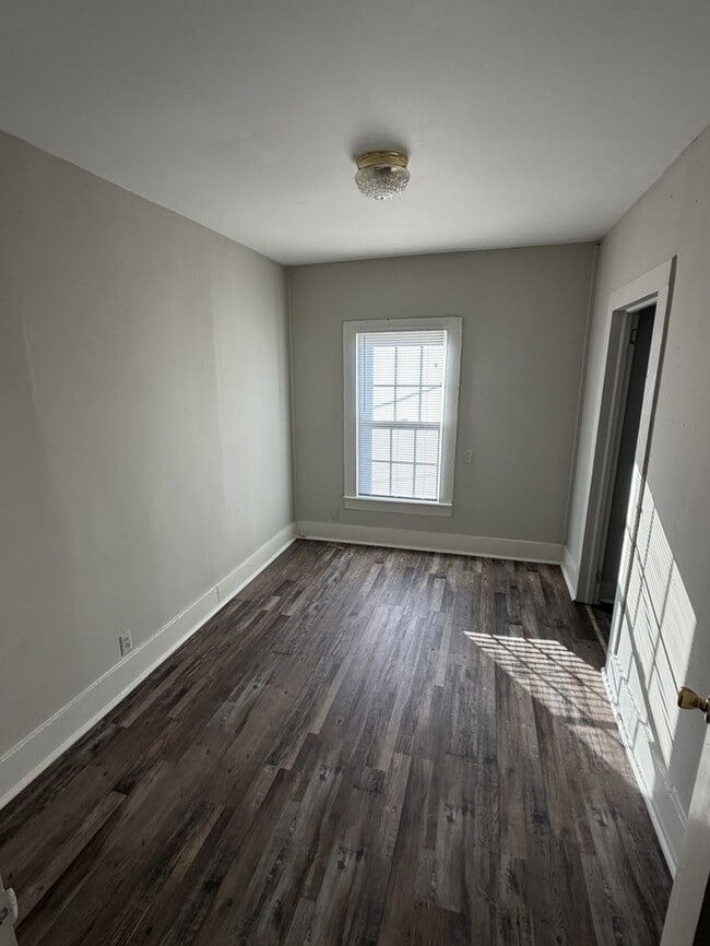 Building Photo - 604 E Church St