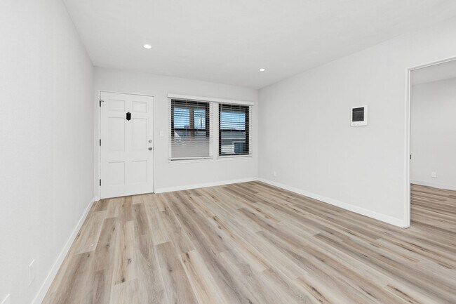 Building Photo - HILLCREST GREAT RENOVATED ONE BEDROOM APARTMENT.