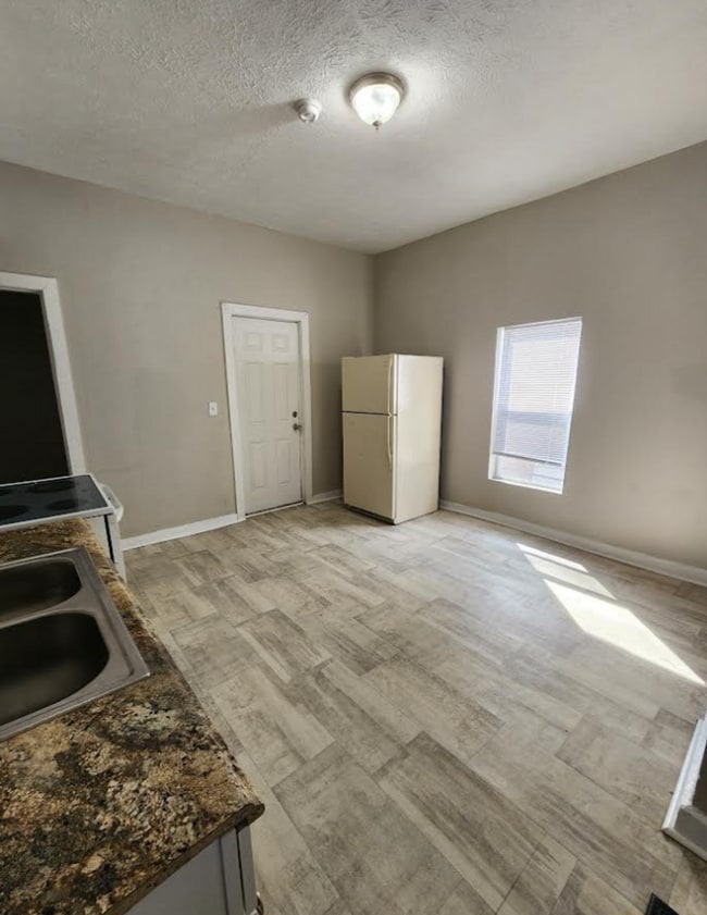 Building Photo - S8 Welcome - Westside Spacious Three Bedroom Two Story Duplex Near 25th and Capital