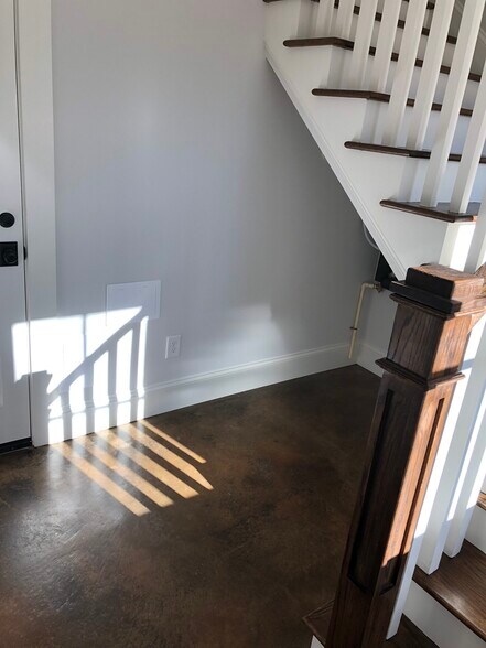 Entry storage area - 2121 Roslyn Ave