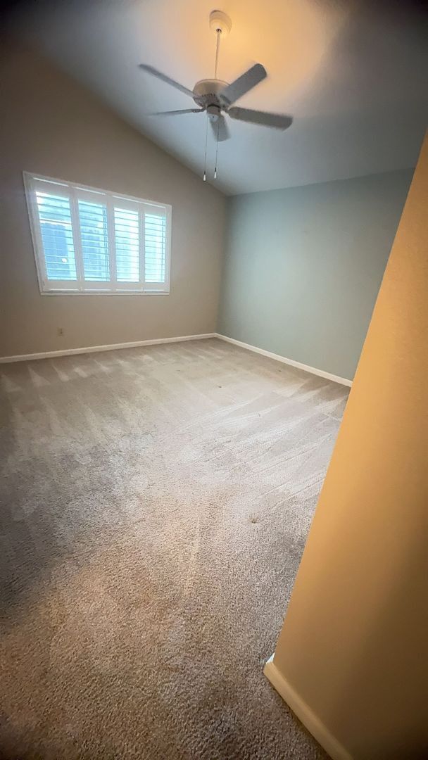 Building Photo - 3 Bedroom 2 Bathroom Charming home