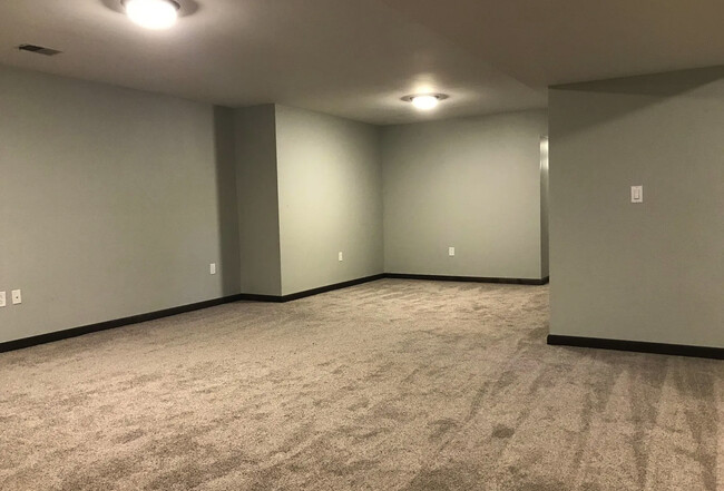 Building Photo - 920 Knottingham Dr