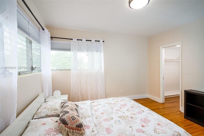 Building Photo - 10081 W Bay Harbor Dr