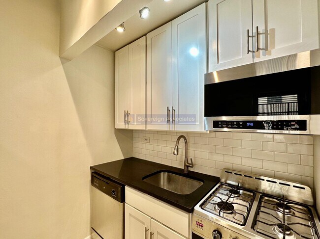 Building Photo - 328 W 83rd St