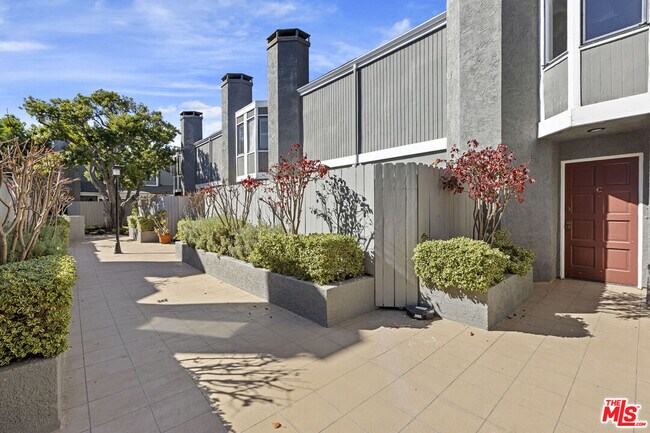 Building Photo - 1044 20th St