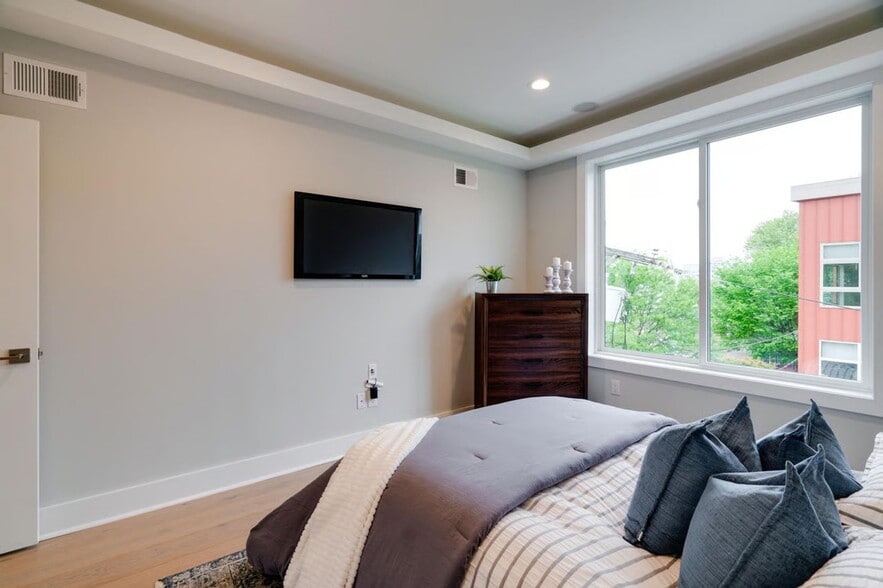 Building Photo - Spacious 3BR Home with Finished Basement & Roof Deck