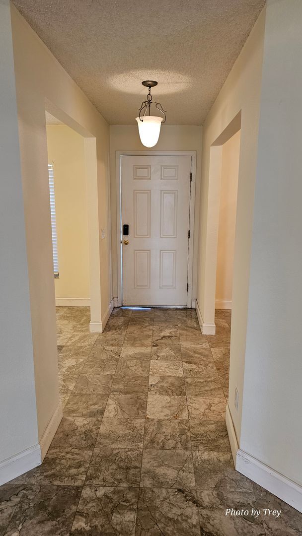 Building Photo - 3 Bed 2 Bath 2 Car Garage