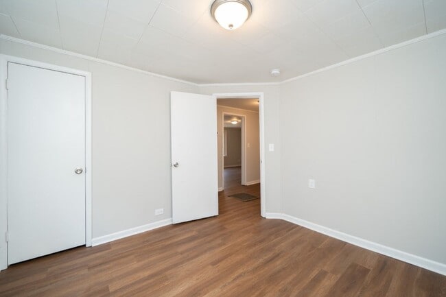 Building Photo - 510 W Lake Dr