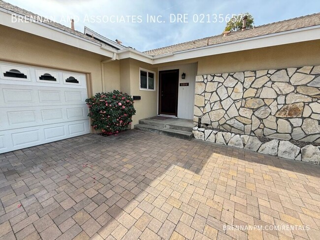 Building Photo - 3 bed 2 bath, Fletcher Hills, View, All Ap...