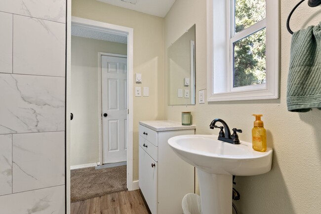 Building Photo - 2Bed/2Bth in Vancouver