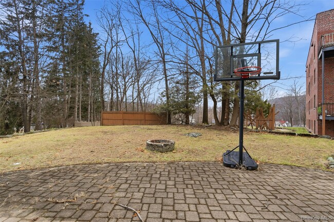 Building Photo - 11 Oakdale Manor