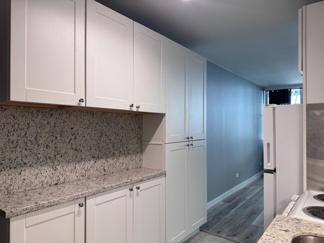 Building Photo - Studio W/Bath/No Parking-Recently renovate...