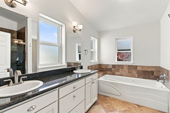 Building Photo - 136 Creekside Village Dr