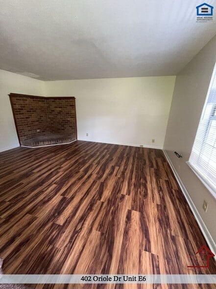 Building Photo - 402 Oriole Dr