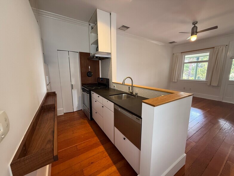 Building Photo - 629 Belmont Ave