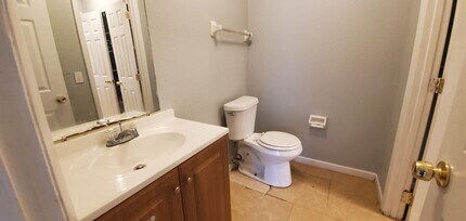 Building Photo - Cute & Cozy 2/1.5 Move In Ready