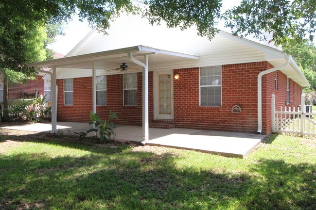 Building Photo - Spacious 3 Bedroom Home in Greystone – Nea...