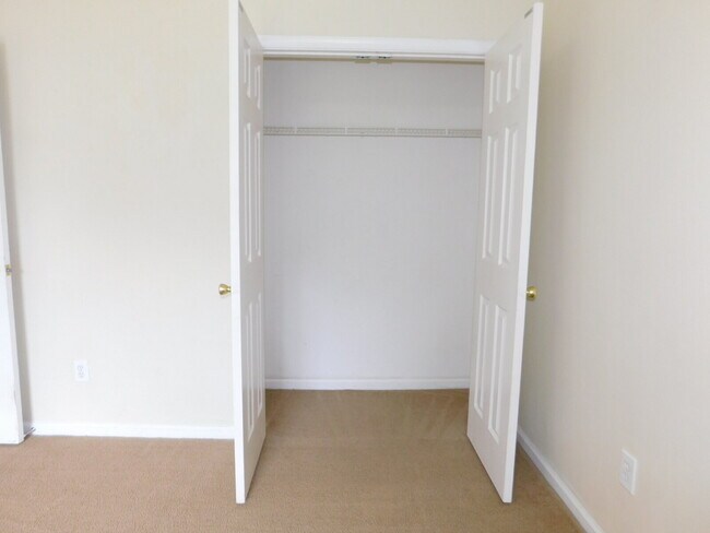 Building Photo - "Spacious 4-Bedroom Gem on Hughart Street with 2.5 Bathrooms and 2108 Sq. Ft. of Comfort!"