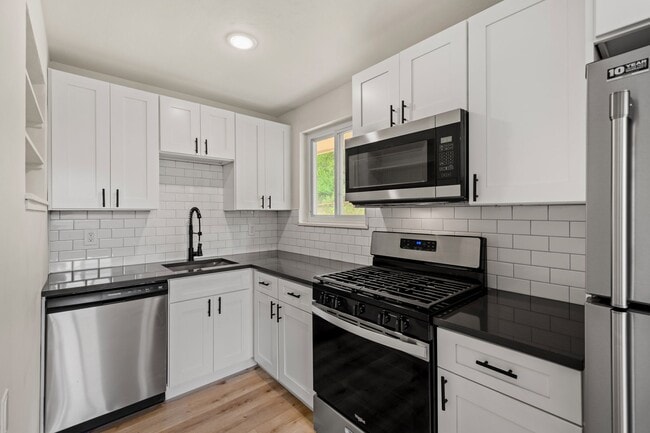 Building Photo - AVAILABLE SEPT 1ST!! BEAUTIFUL 3 BEDROOM HOME IN WILKINS TOWNSHIP!