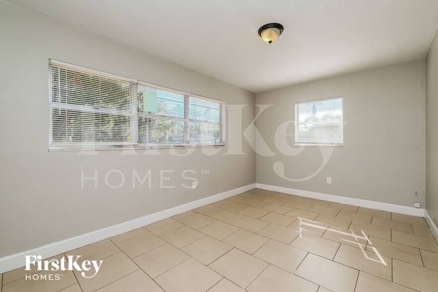 Building Photo - 10910 N 15th St