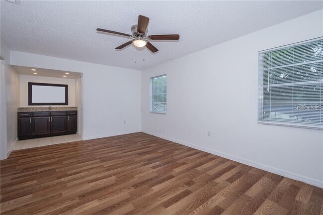 Building Photo - 8413 Shady Glen Dr