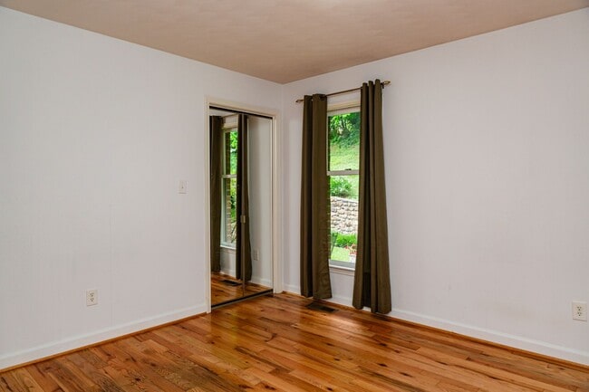 Building Photo - New Listing!