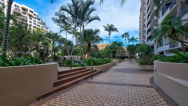 Building Photo - 520 Brickell Key Dr