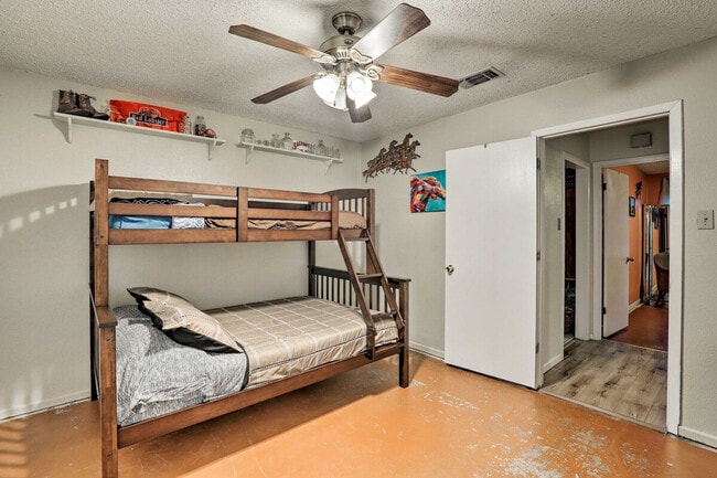 Building Photo - 2109 Woodside Dr