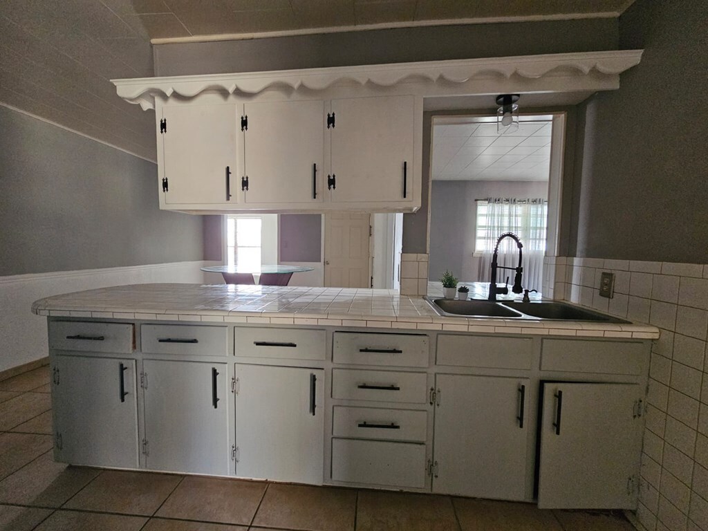 Building Photo - 601 NW 12th Pl