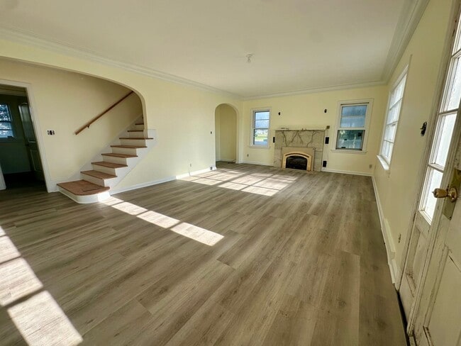 Primary Photo - Country Home For Rent!