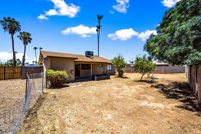 Building Photo - 2216 W Straford Dr